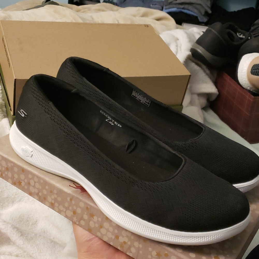 New Skechers GogaMax Slip ons Black